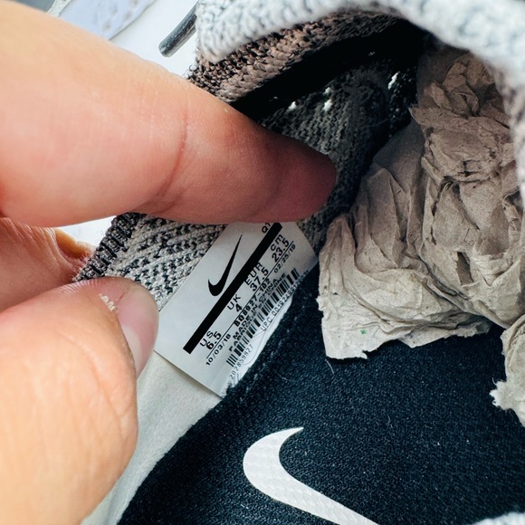 Nike Womens Epic React Flyknit 2 Black and White size 6.5 - Picture 11 of 11